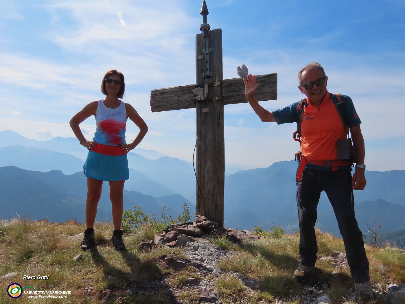 34 Alla croce del torrione del Mincucco (1832 m) con gran bella vista panoramica.JPG